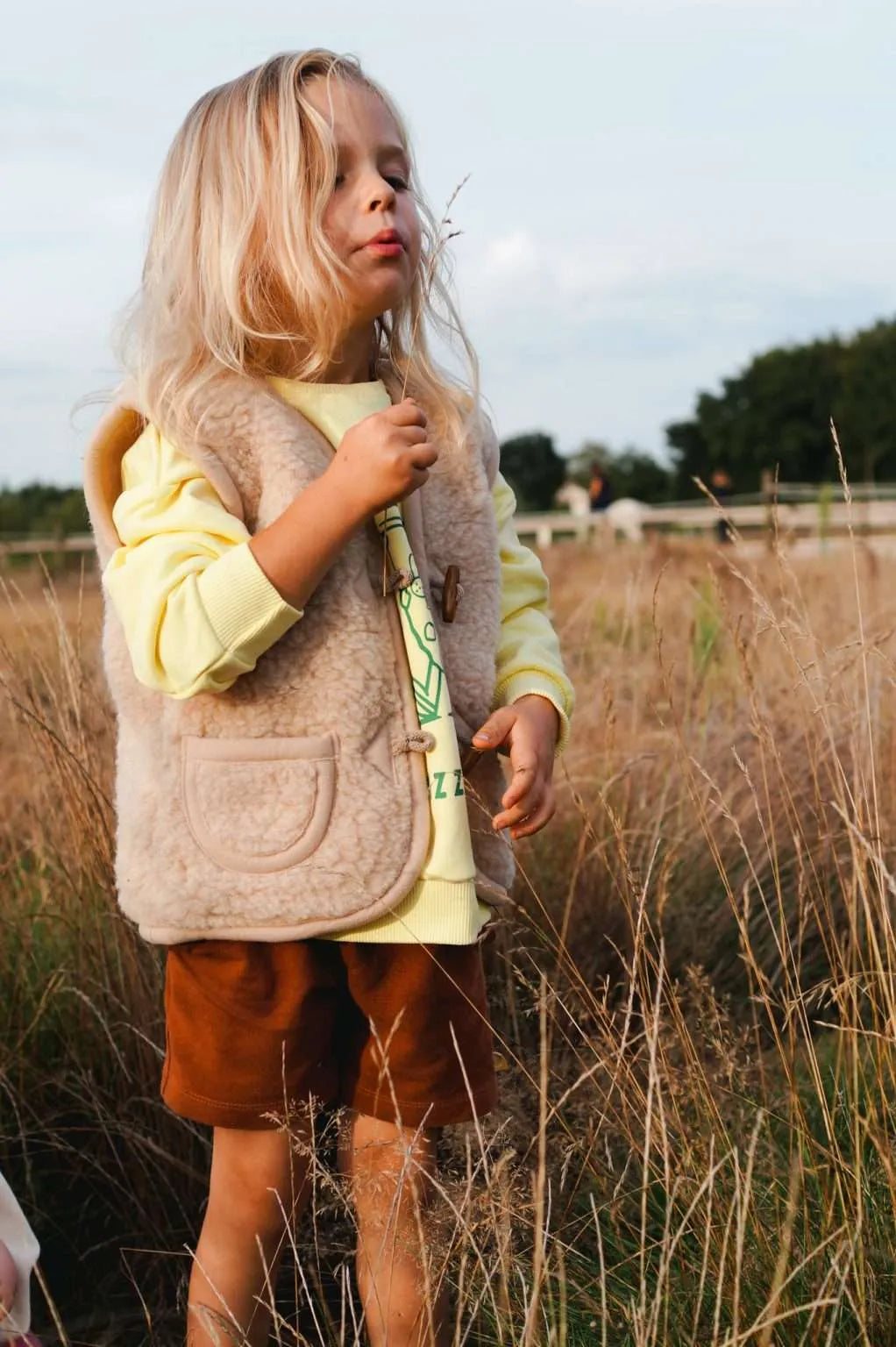 WE ARE WOVENS BODYWARMER LATTE VOOR BABY +VOLWASSEN