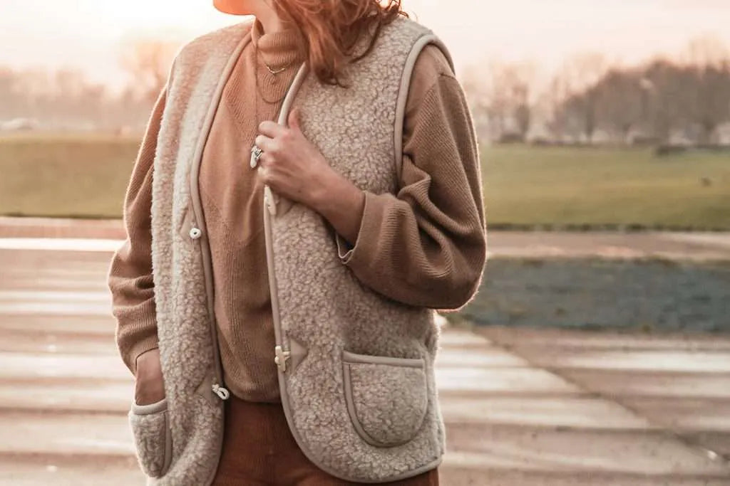 WE ARE WOVENS BODYWARMER LATTE VOOR BABY +VOLWASSEN