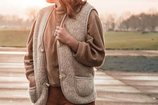 WE ARE WOVENS BODYWARMER LATTE VOOR  BABY +VOLWASSEN