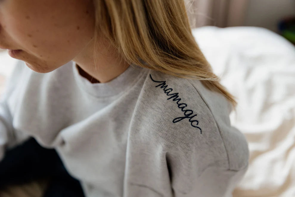 ATELIER AVERY SWEATER MAMAGIC GRIJS
