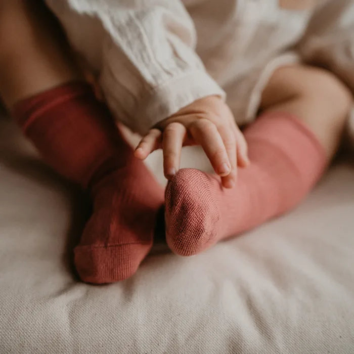 **KIPKEP BLIJF-SOKJES 0-6 MAAND DUTSY CLAY